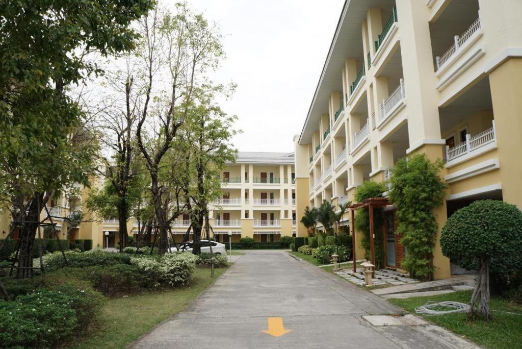 The One Residence Hotel Бангкок Экстерьер фото